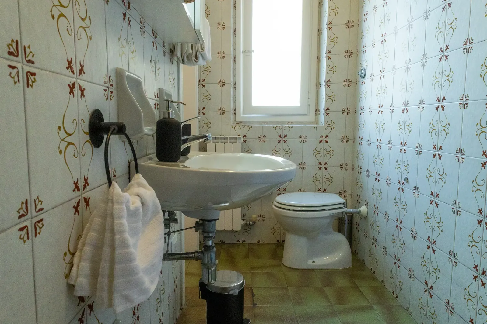 Bagno principale con lavabo e WC