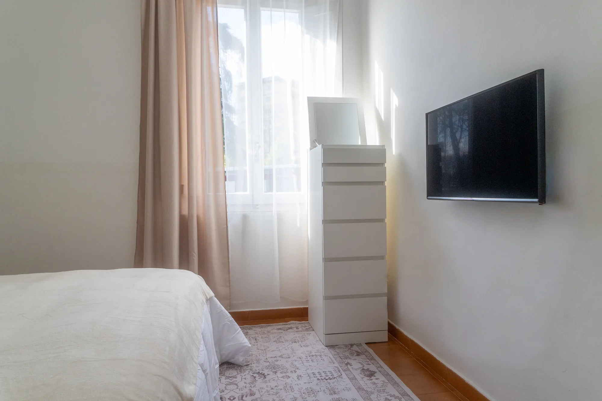 Camera con TV, comò e cassettiera