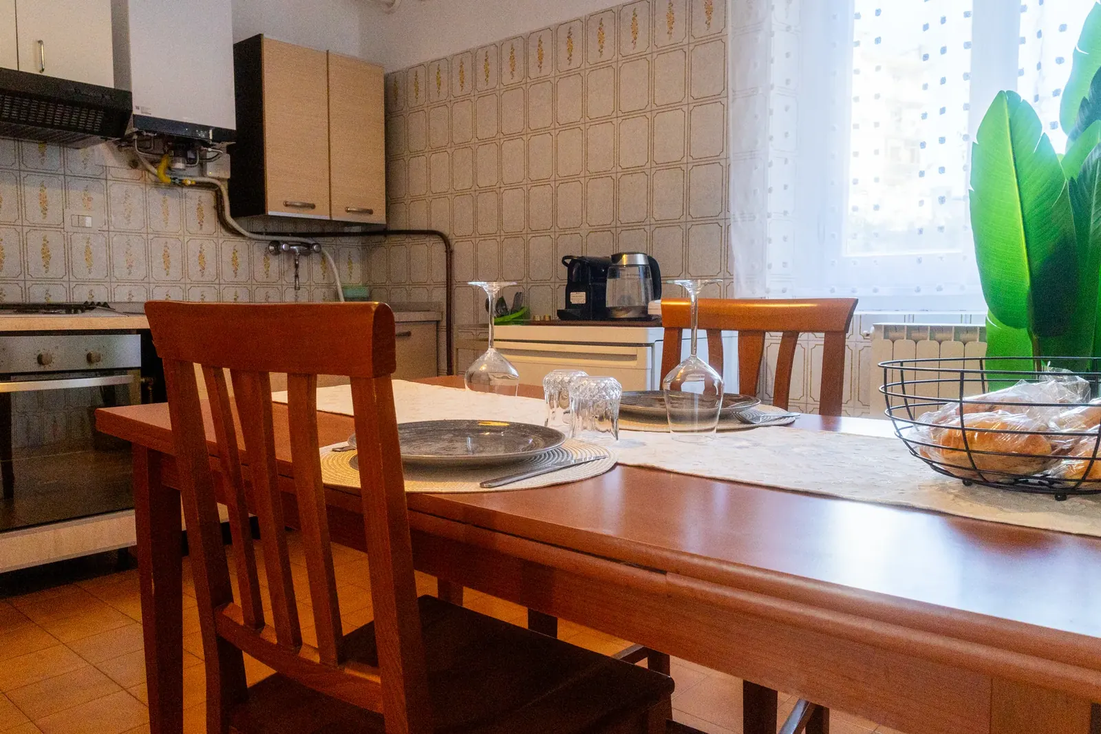 Cucina con tavolo apparecchiato