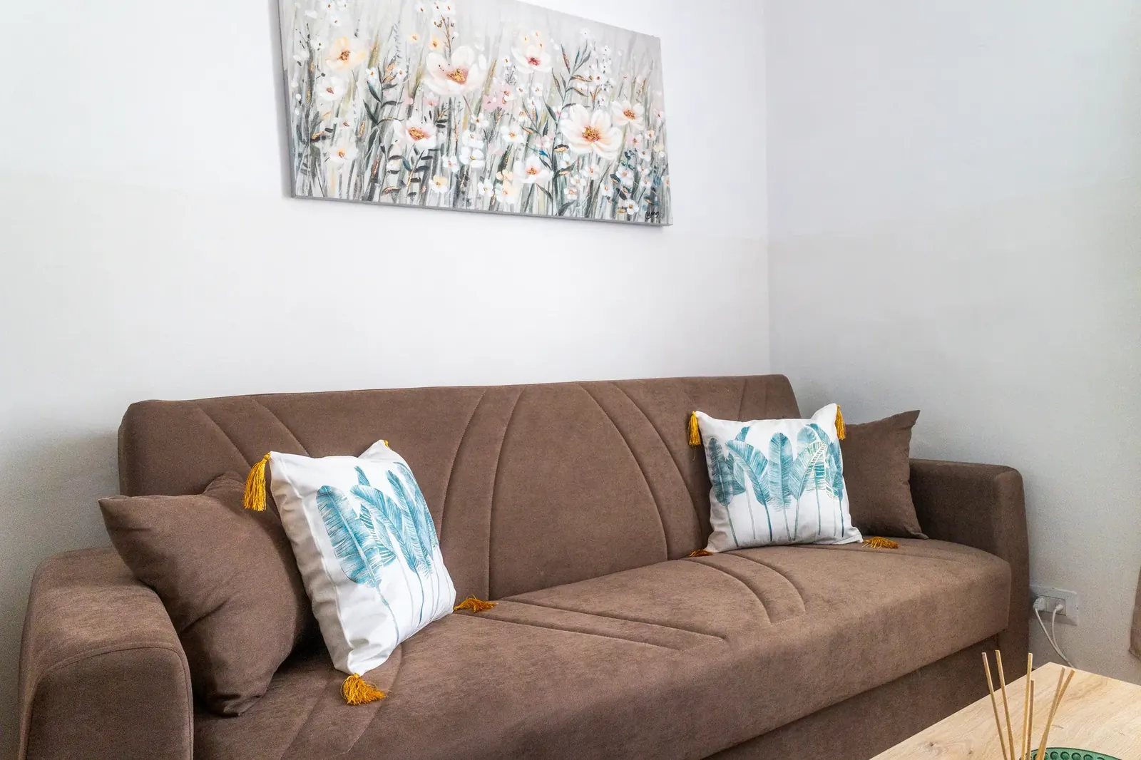 Divano letto marrone nel soggiorno di Emy Apartment